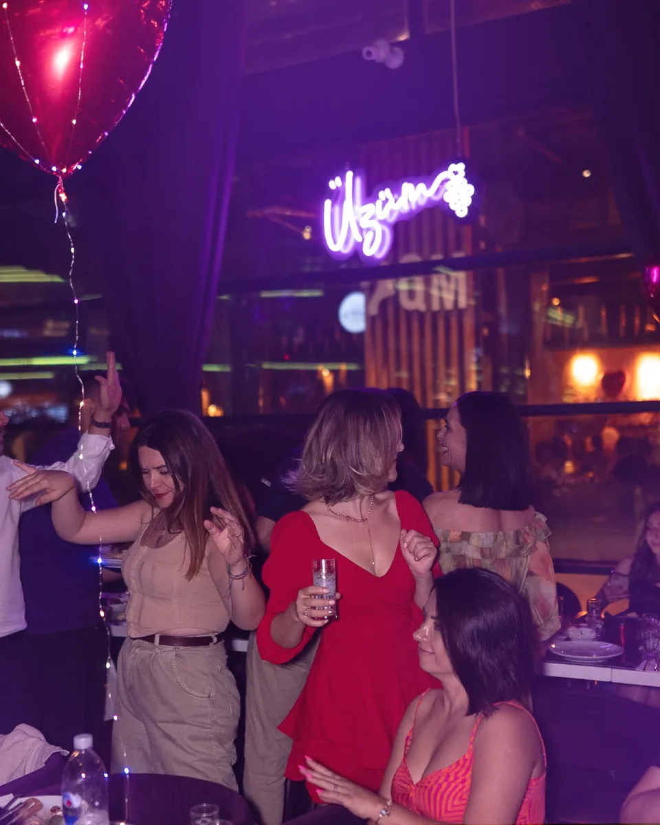 Üzüm İzmir masasında birlikte dans eden misafirler