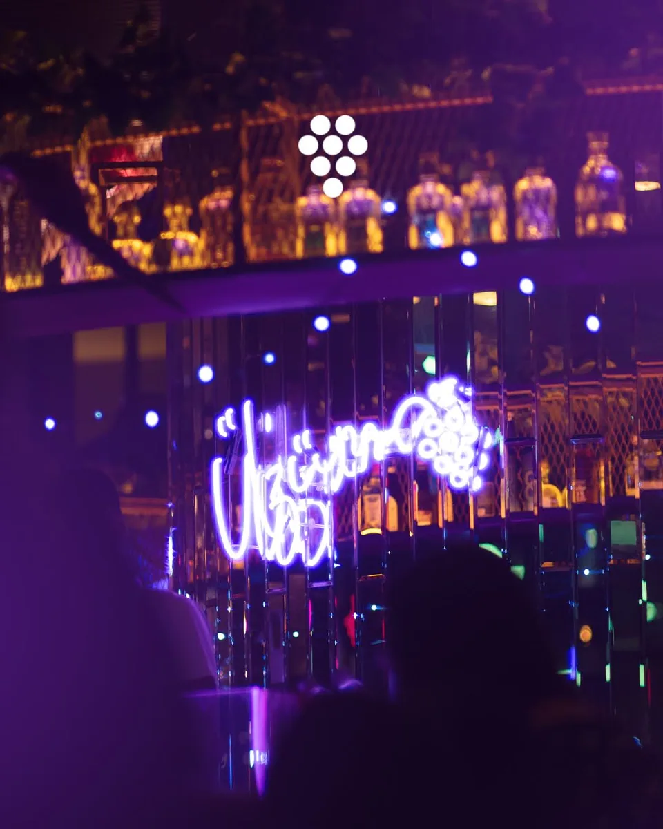 Üzüm İzmir neon ve gece atmosferi