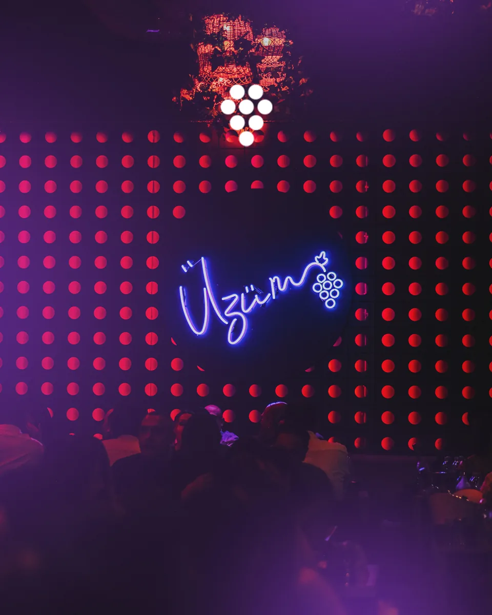 Üzüm İzmir neon duvarı ve gece atmosferi